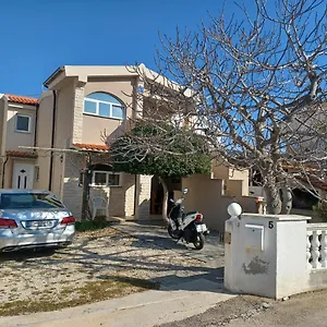 Apartman Ivica, Vir
