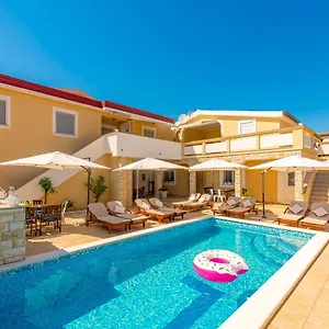 Karmen - Poolhouse Apartmán