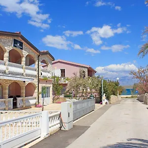 Apartman Almond, Vir
